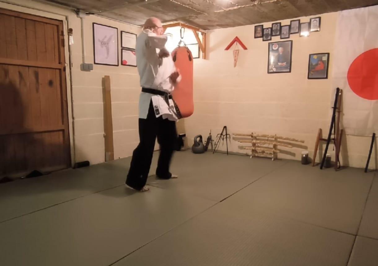 Cyril enseignant le karaté aux enfants